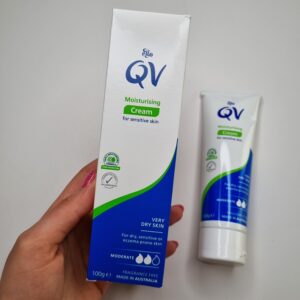 کرم مرطوب‌کننده و آبرسان کی‌وی مدل QV Moisturising Cream بدون رایحه 100g
