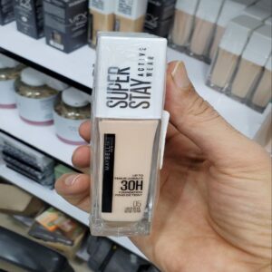 بطری کرم پودر سوپر استی میبلین با شید 05 Light Beige و ادعای ماندگاری تا 30 ساعت
