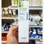 بطری سرم The 6 Peptide Skin Booster کوزارکس با عنوان COSRX روی بسته‌بندی