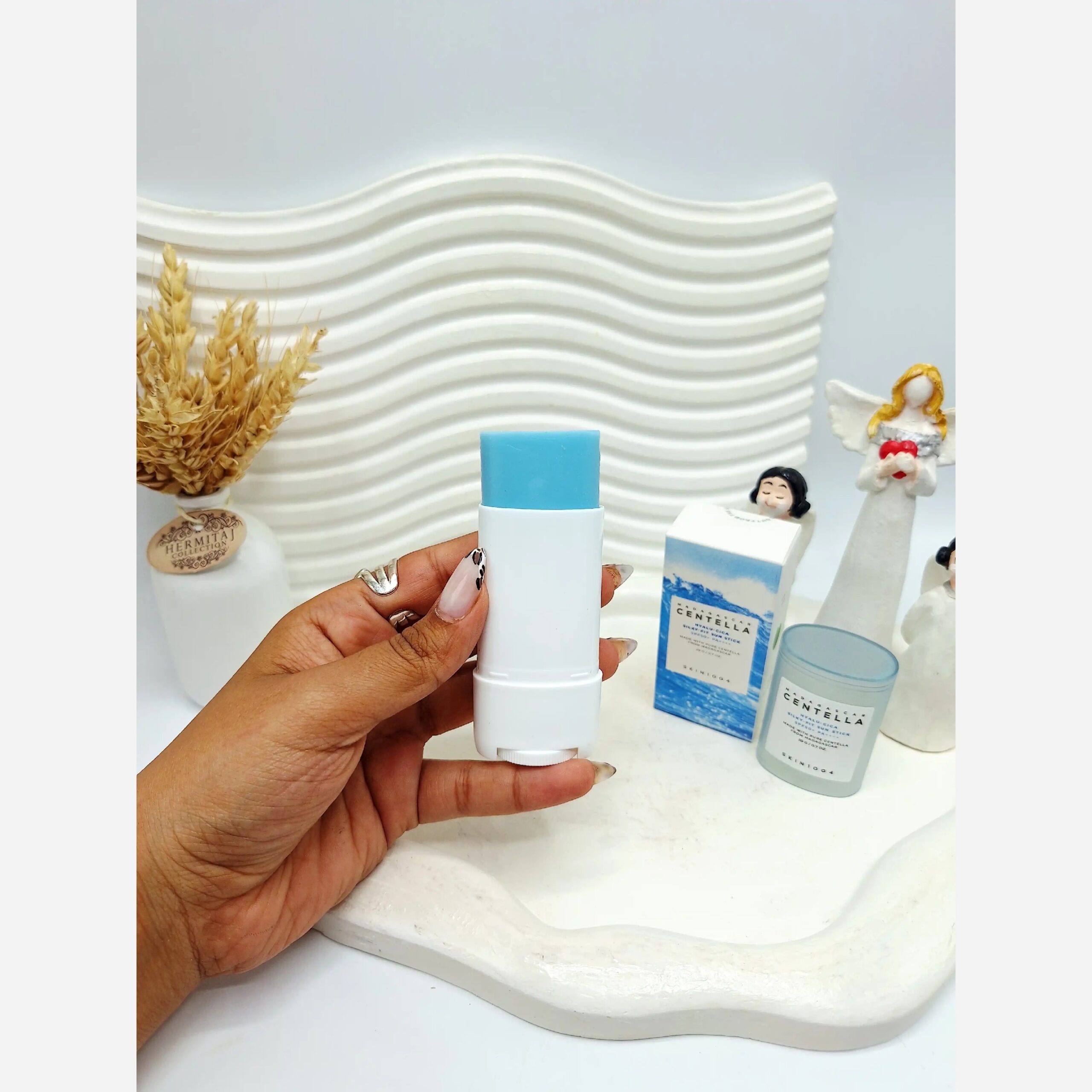ضد آفتاب استیکی سنتلا اصل کره برند اسکین 1004 با SPF50 مدل Hyalu Cica Silky - Image 2