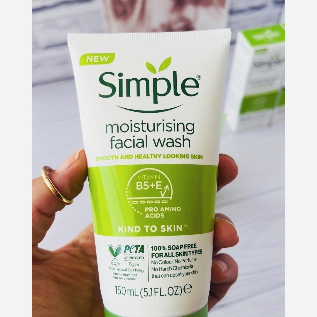 ژل شستشوی سیمپل simple moisturizing facial wash vitamin b5+e pro amino acids k150ml - Image 3